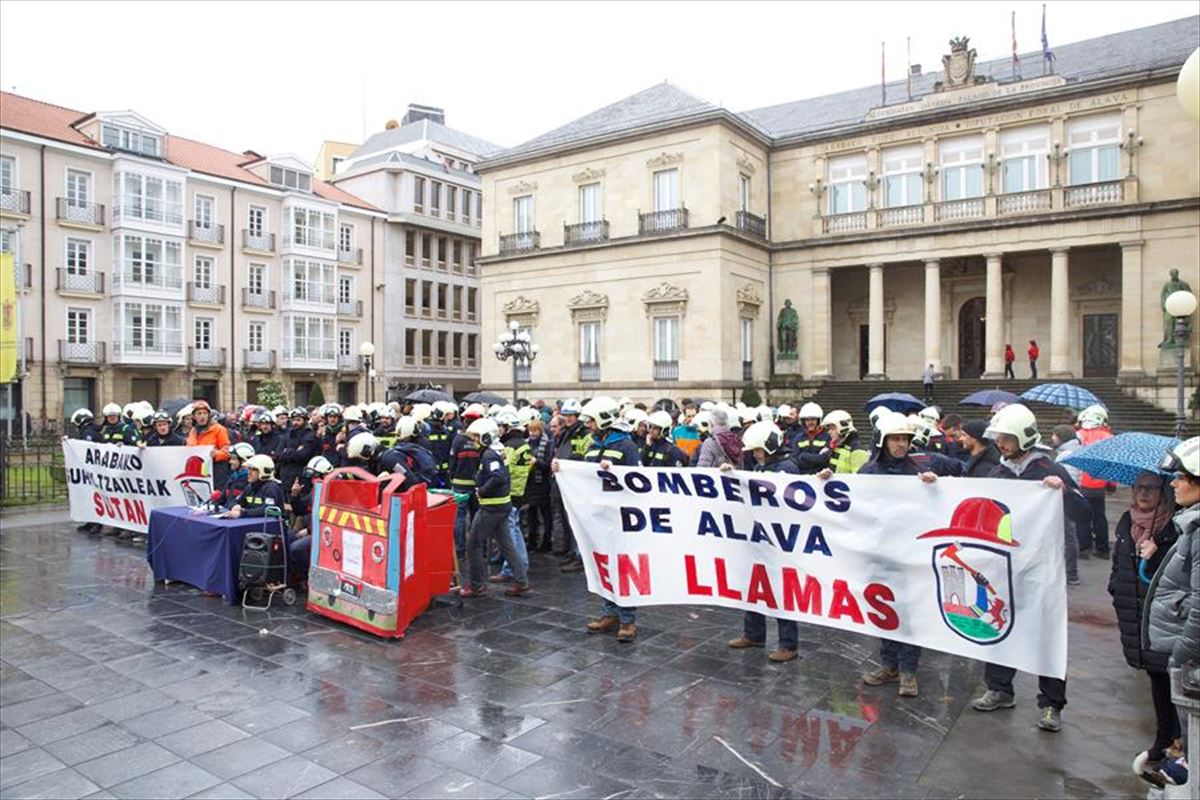 Protesta de los bomberos de Álava en Vitoria-Gasteiz. Foto: EFE