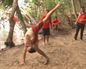 Ion Quel da una clase de capoeira a los rojos