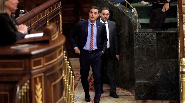 Pedro Sánchez y José Luis Ábalos, al entrar al hemiciclo. 