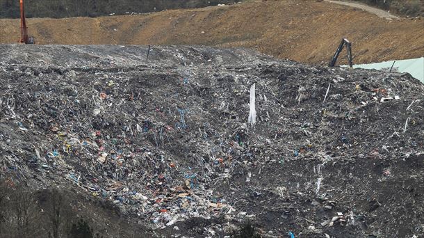 Una de las excavadoras que trabaja en la búsqueda de los operarios sepultados en Zaldibar