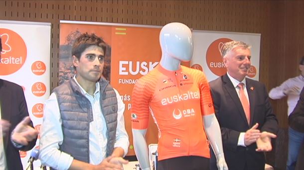 Mikel Landa, junto al nuevo maillot de Euskaltel Euskadi