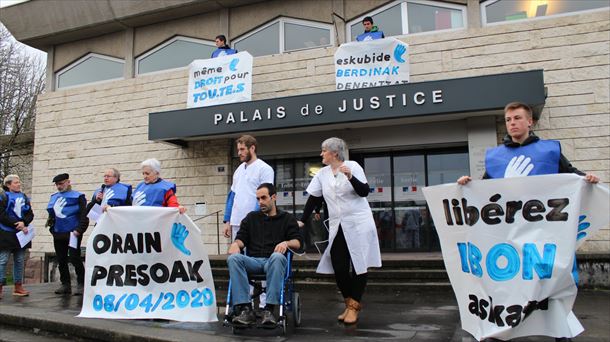 Protesta de los Artesanos de la Paz ante el juzgado de Baiona.