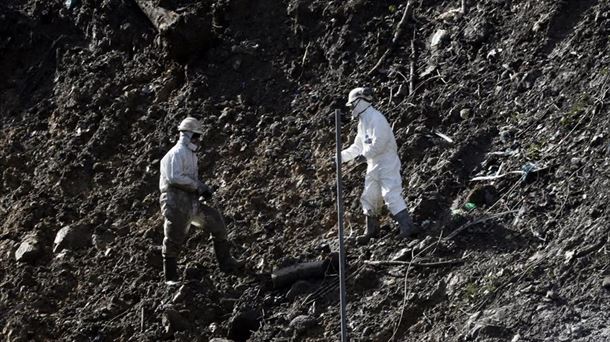 Trabajadores en el vertedero de Zaldibar. Foto: Efe