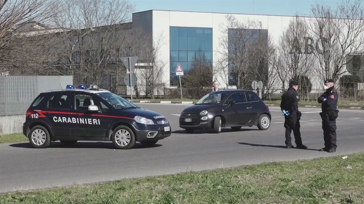 Poliziaren kontrolak ezartzen du zonalde gorriaren muga ikusezina.