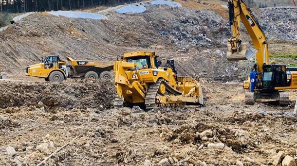 Trabajos de excavación en la zona 2 del vertedero de Zaldibar.