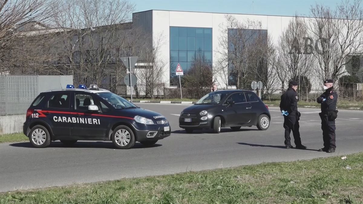 El control policial divide la zona aislada del resto de la ciudadanía.