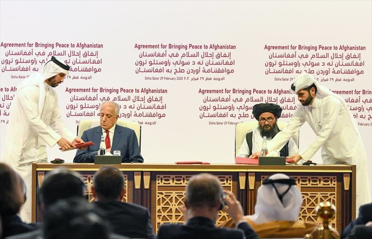 Zalmay Khalilzad y Abdul Ghani Baradar firman el "acuerdo de paz". Foto: EFE