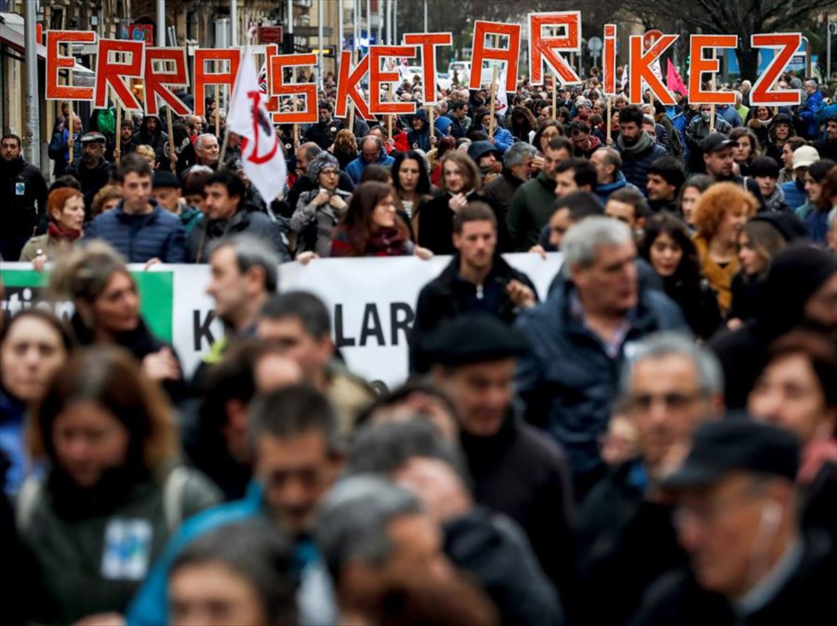 Zubietako erraustegiaren aurkako manifestazioa Donostian. Argazkia: EFE
