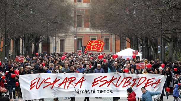 Manifestación a favor del euskera en Iruñea