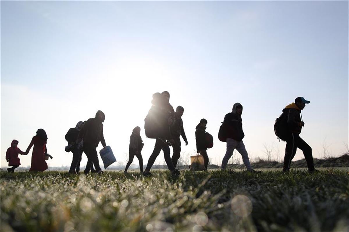 Refugiados caminan entre la frontera entre Grecia y Turquía, este 1 de marzo.