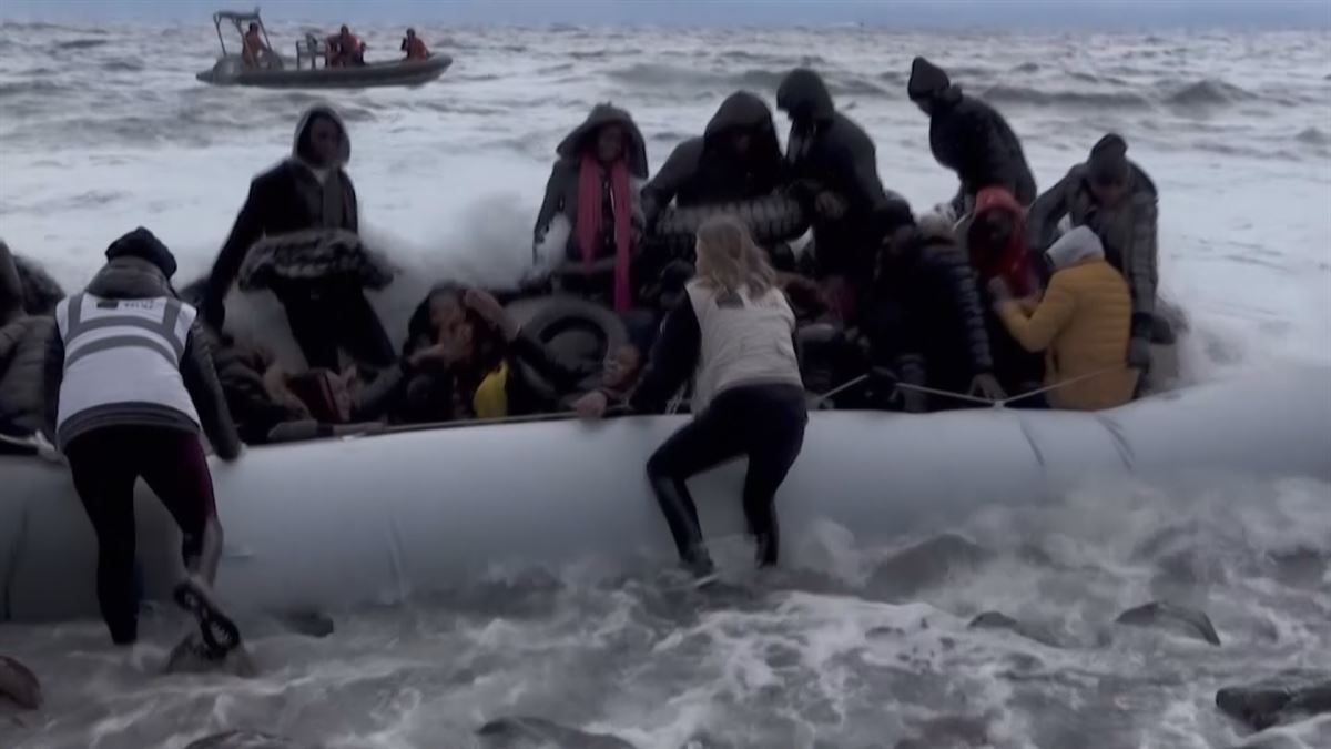 Dozenaka mila migrante bildu dira Europar Batasuneko mugan. 