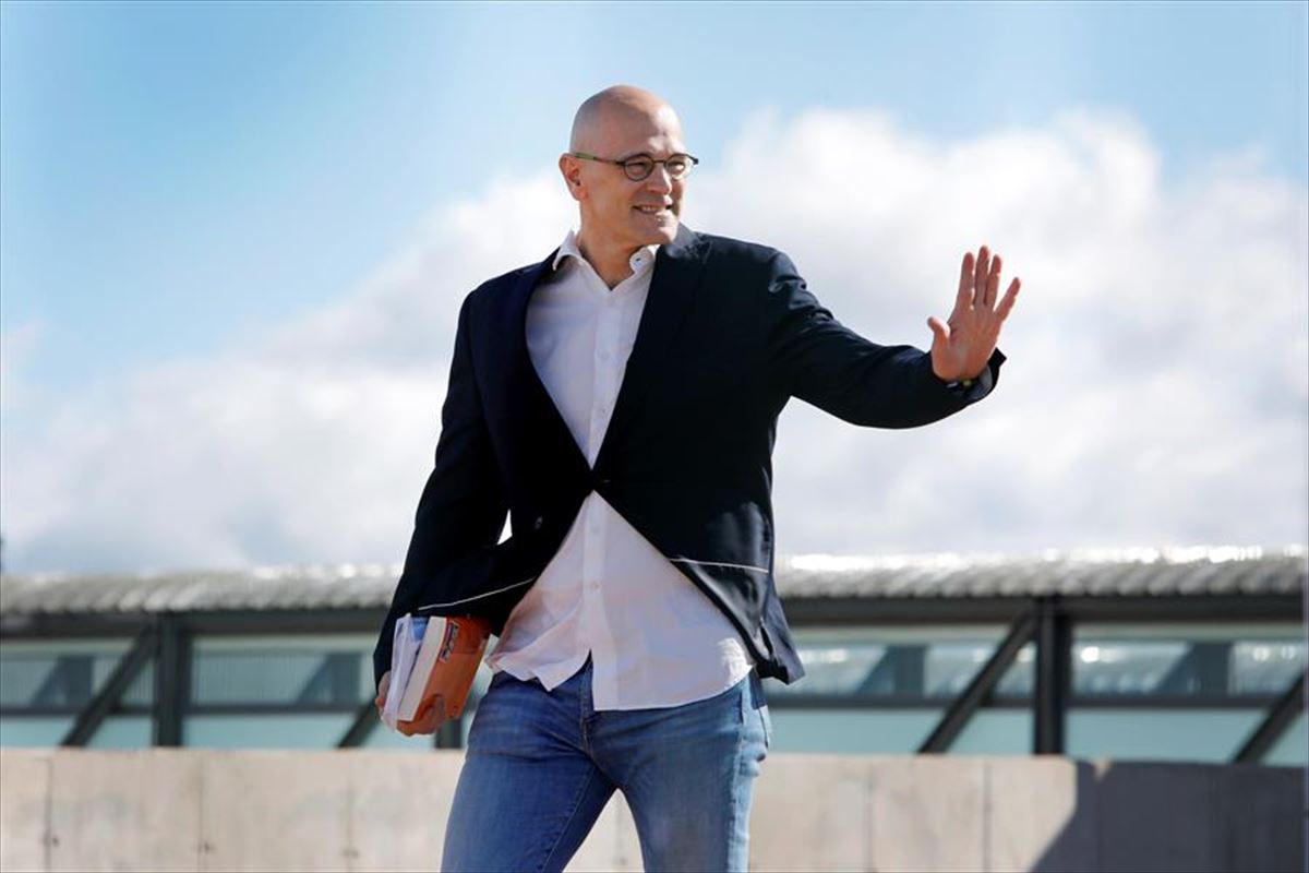 Raül Romeva saluda a los periodistas