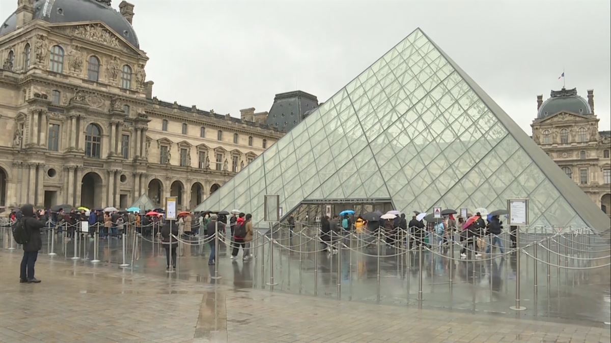 Parisko Louvre museoak ez ditu gaur ateak ireki