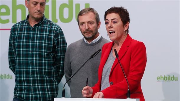 Representantes de EH Bildu, durante la rueda de prensa. Foto: Efe