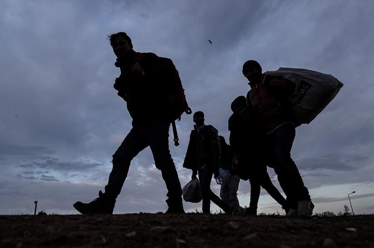 Un grupo de refugiados intenta cruzar la frontera entre Turquía y Grecia. 