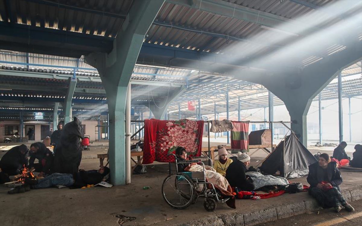 Emigrantes y refugiados que quieren llegar a Europa desde Turquía descansan en Edirne.