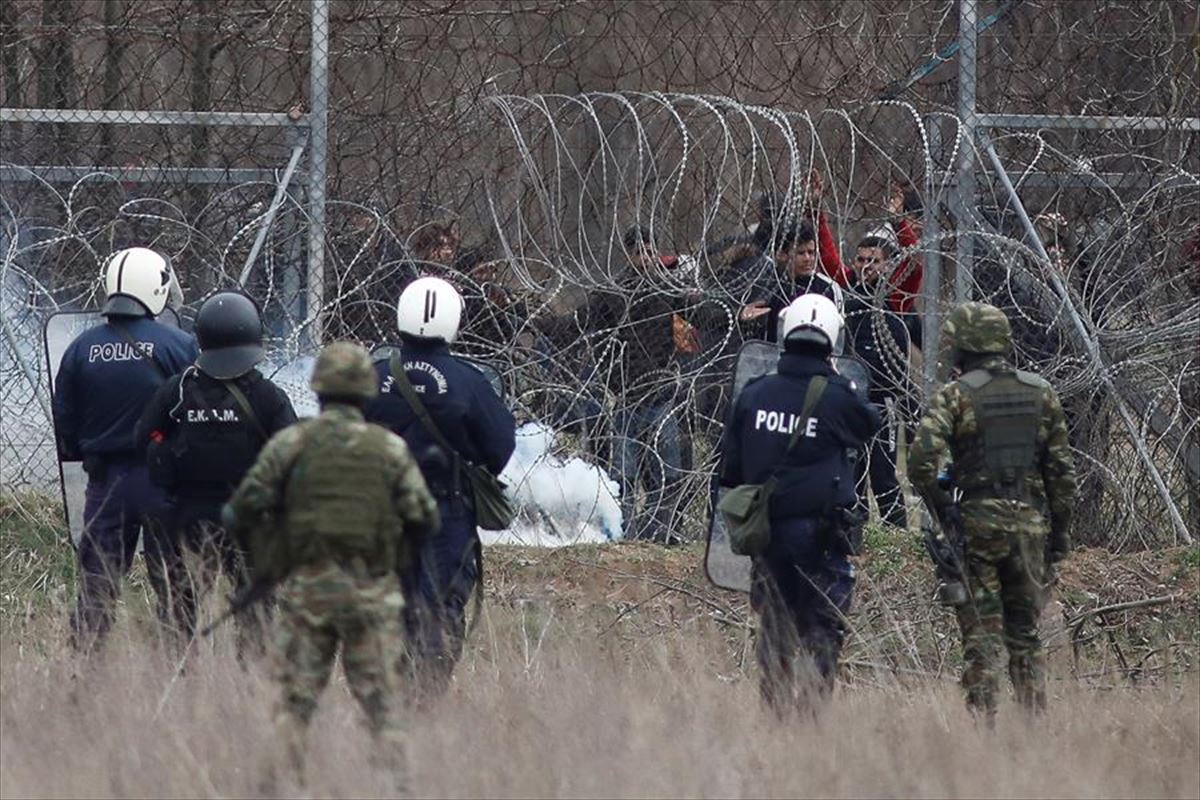 Policias cargan contra migrantes y refugiados en la frontera entre Grecia y Turquía.