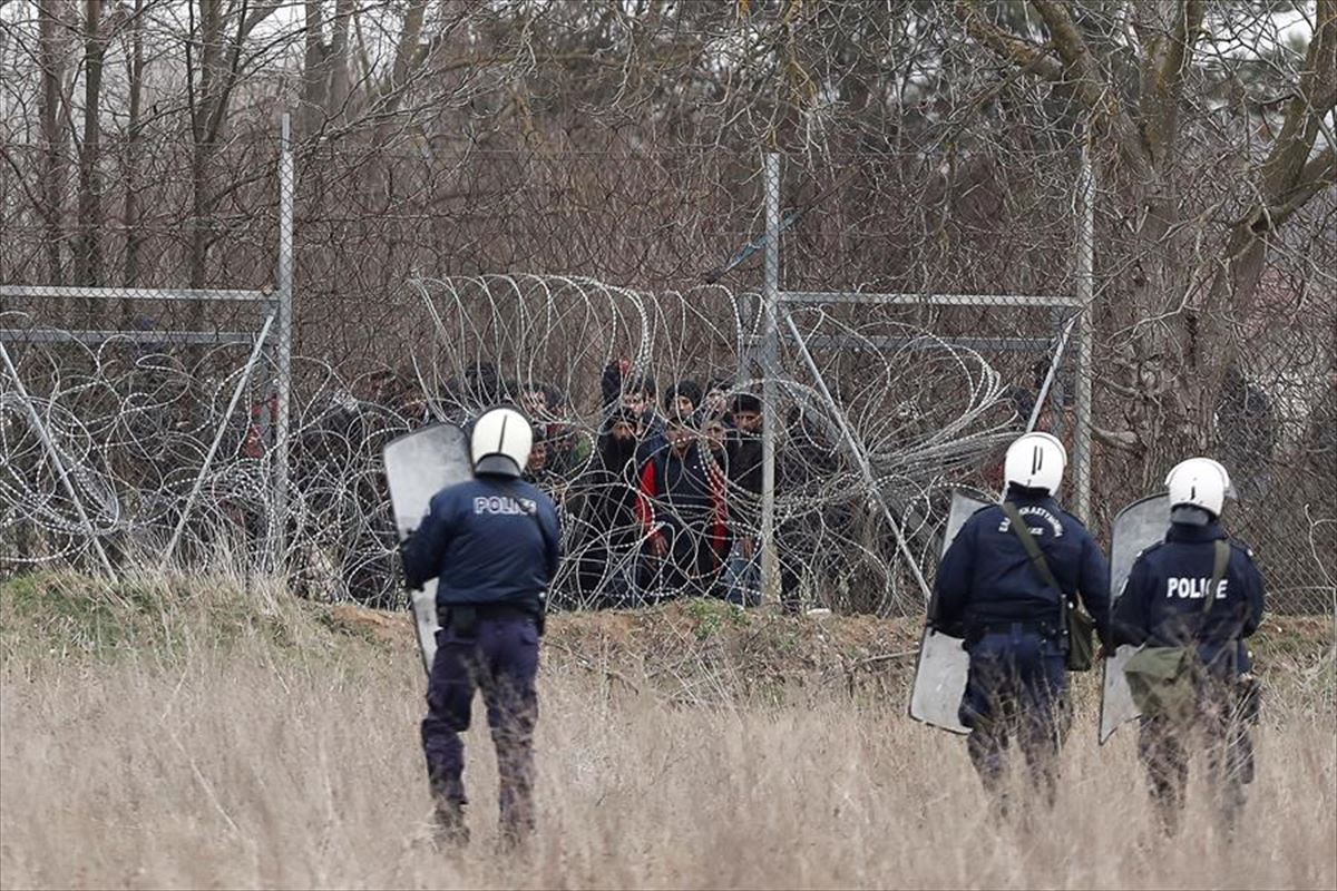 Grecia carga contra migrantes en la frontera con Turquía utilizando gases y cañones de agua. 