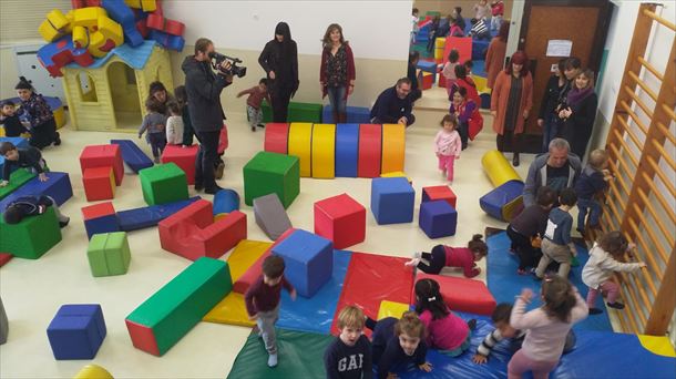 Representantes de EiTB en su visita a Basurto Ikastetxea ante las cámaras de televisión