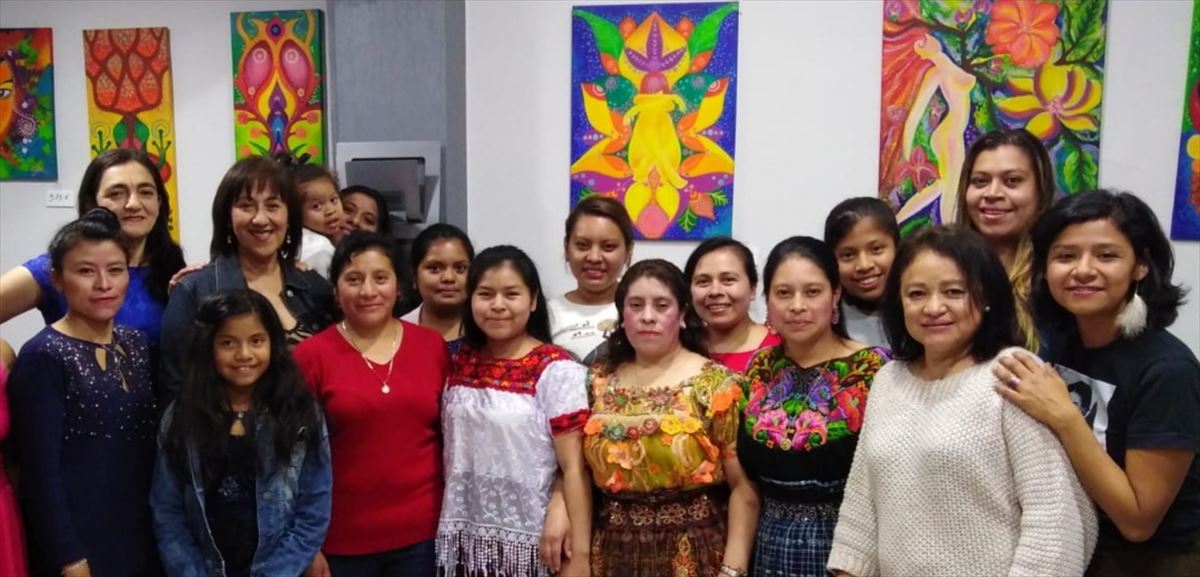 Concepacion Carranza emakume migratzaile talde batekin batera.