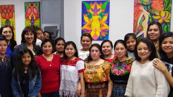 Concepación Carranza junto a un grupo de mujeres migrantes.