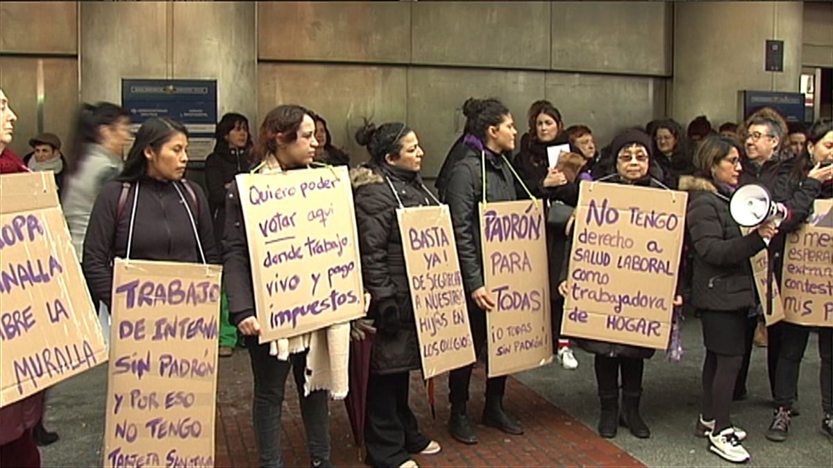 Concentración de las mujeres migrantes ante el Gobierno Vasco.