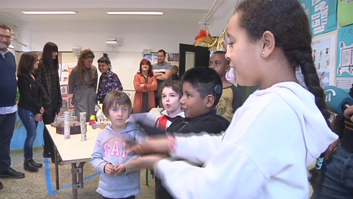 Niños y niñas del colegio de Basurto reciben a representantes de EiTB