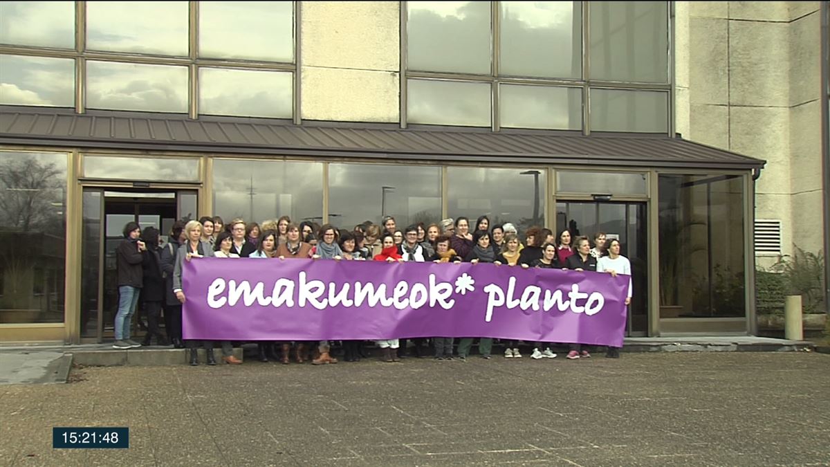 Imagen de la concentración de la sede de Miramon, en San Sebastián