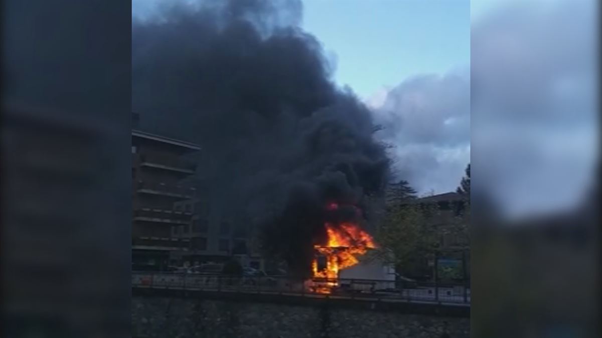 Imágenes de un usuario del incendio de la churrería de Azkoitia