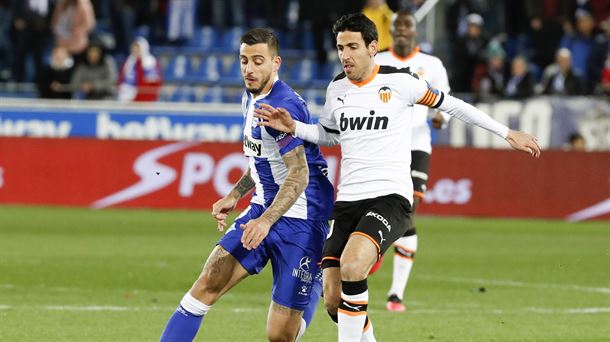 Joselu y Parejo luchan por controlar un balón.