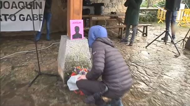 Un hombre dejando las flores en un homenaje en Zaldibar