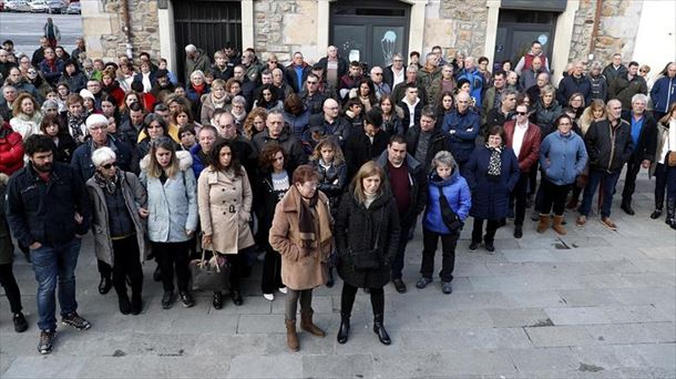 Concentración silenciosa en Zalla (Bizkaia). Foto: EFE