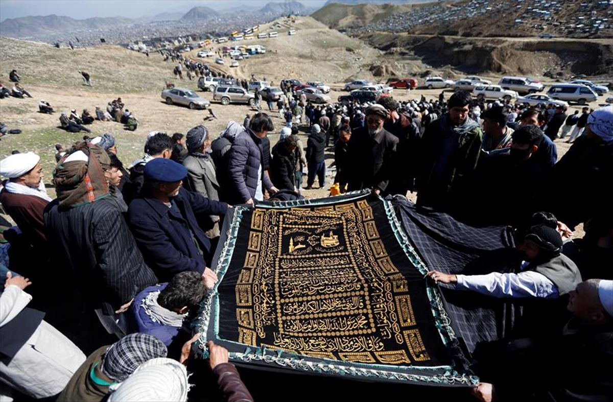 Funerales de los asesinados en las colinas de Kabul (Afganistán). Foto: EFE