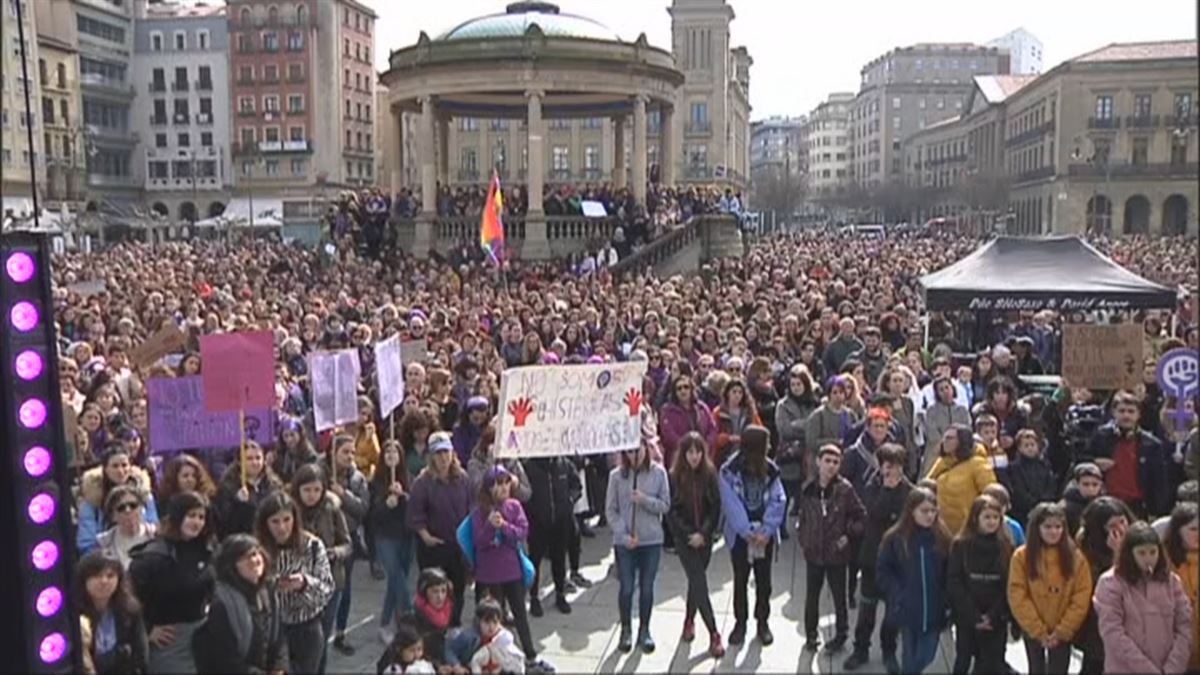 Miles de mujeres en la Plaza del Castillo en Pamplona