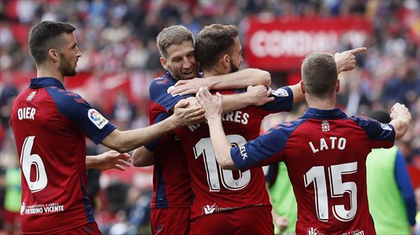 Jugadores de Osasuna celebran el gol de Roberto Torres