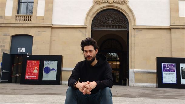 Oliver Laxe, ante el edificio de Tabakalera, donde imparte clases de cine.