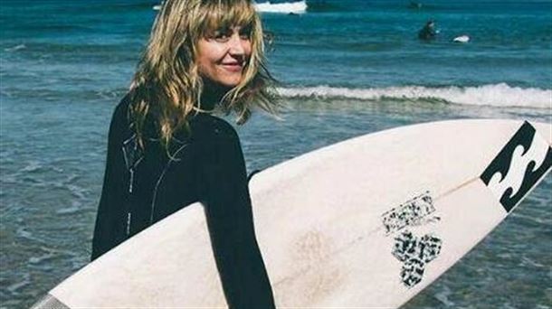 Maialen Sáez disfruta de la grandiosidad del surf sobre su tabla