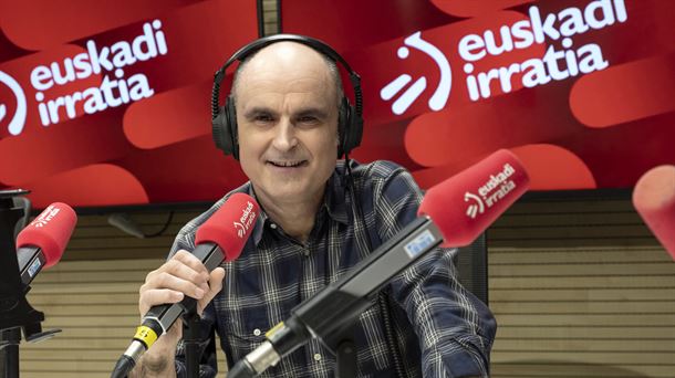 Manu Etxezortu Euskadi Irratiko esataria estudioan, mikrofono aurrean