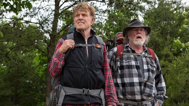 Robert Redford eta Nick Nolte 'Un paseo por el bosque' filmaren fotograma batean