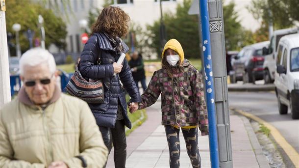 Una joven con mascarilla en el Hospital Universitario de Álava 