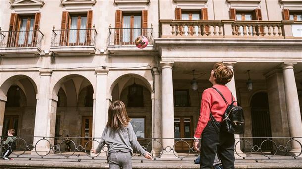 Una niña juega en una plaza de Vitoria-Gasteiz