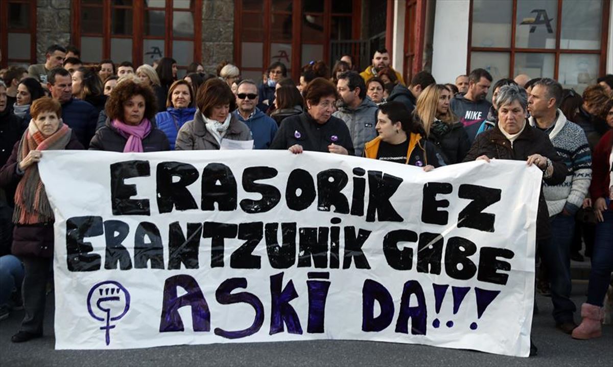 Protesta contra el asesinato machista en Abanto Zierbena. Foto: Efe