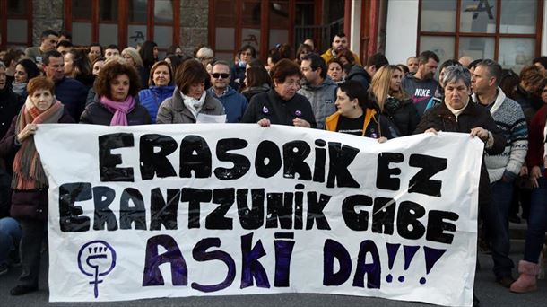 Protesta contra el asesinato machista en Abanto Zierbena. Foto: Efe