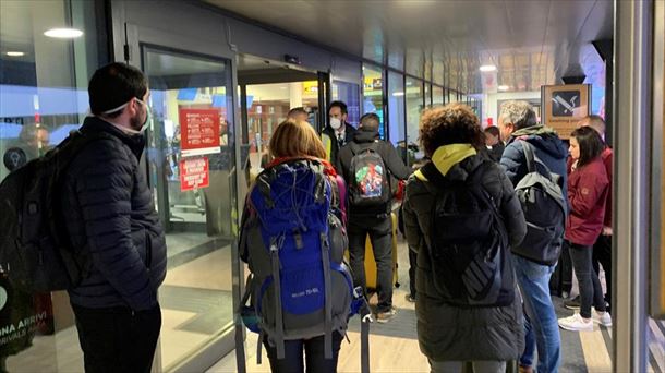 Imagen de unos turistas en el aeropuerto de Roma