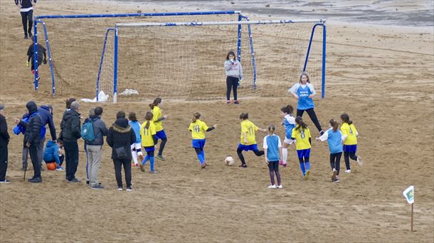 Varias niñas entrenan al fútbol en Zarautz. 