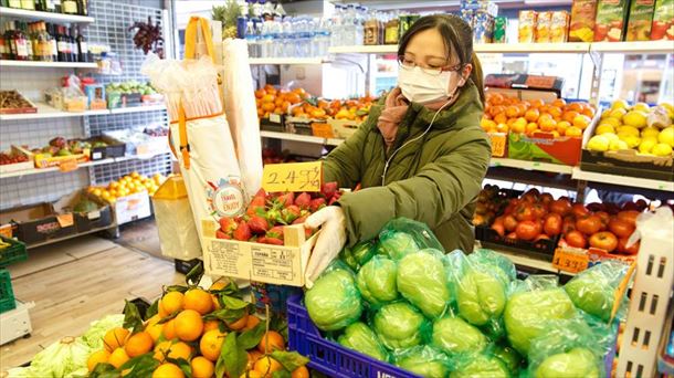 Una mujer en una frutería