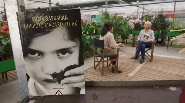 Yolanda Mendiola con la escritora Lucia Baskaran en el programa  "Arte[faktua]"