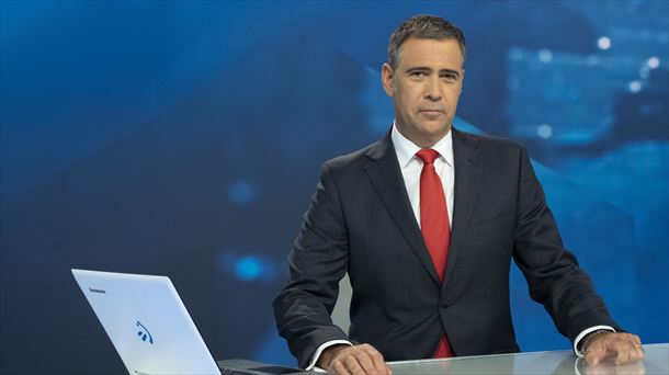 El periodista Juan Carlos Etxeberria presenta "Teleberri 2".