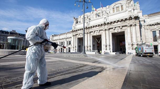 Un trabajador desinfectando la calle en Italia