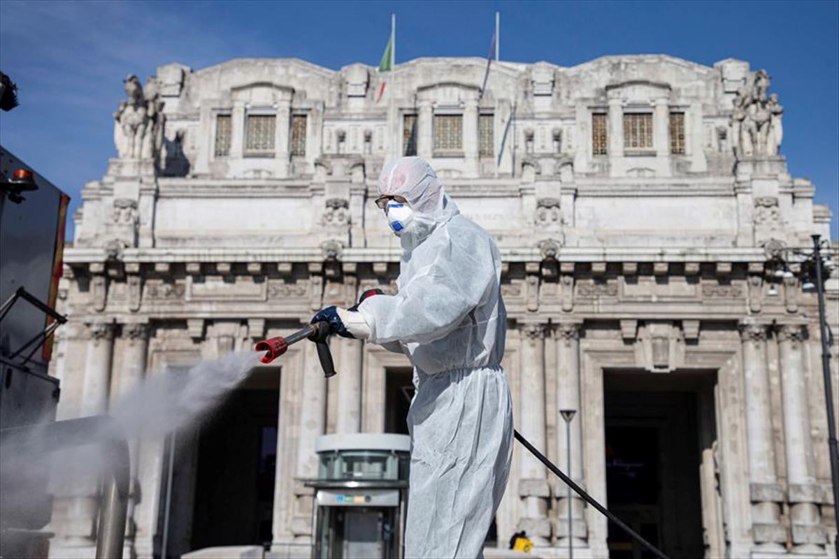 Un trabajador desinfectando la calle en Italia